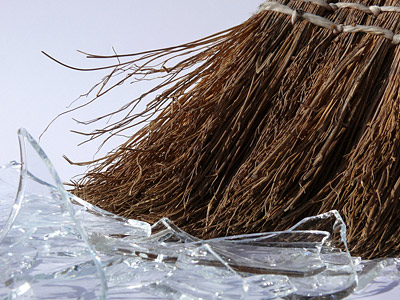 Ein Besen mit feinen Borsten und zerbrochenem Glas.